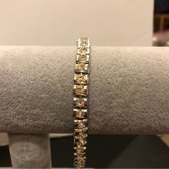 Avon Tennis Bracelet, silver tone with clear cut crystals, removable link - Picture 5 of 10